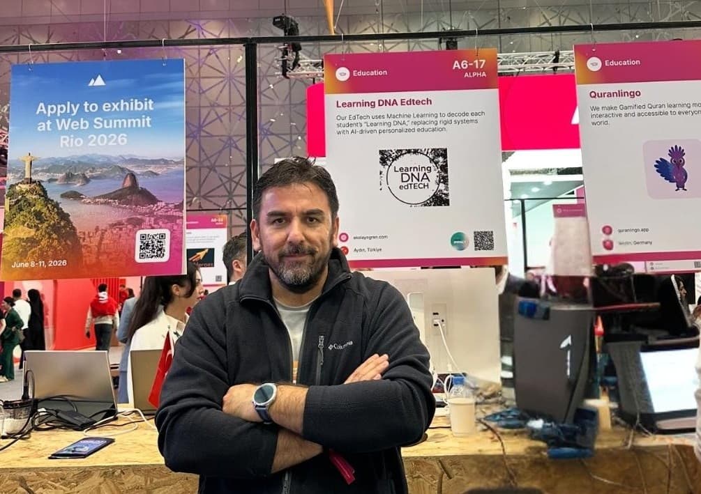 İbrahim Engin Öztürk ADÜ LearningDNA Web Summit stant fotoğrafı